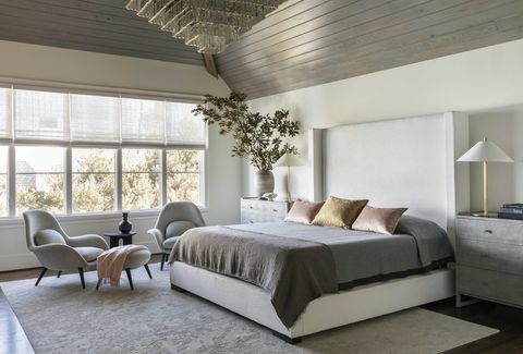 ložnice, šedý strop, plošný koberec, šedé ložní prádlo, lehátka, šedý noční stolek