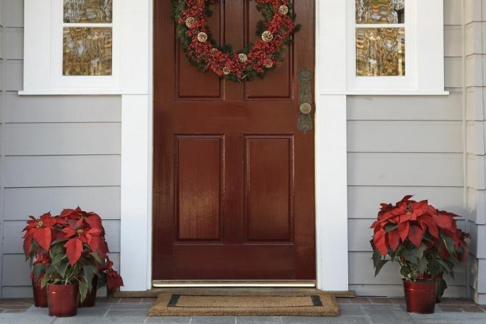 přední dveře s věncem a ozdobou vánoční hvězdy