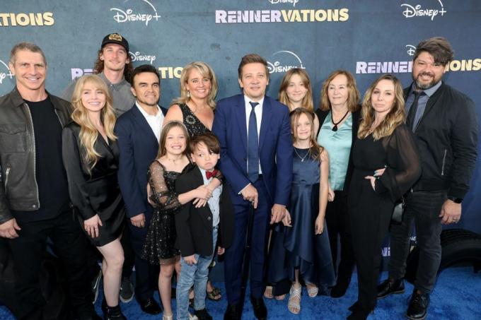 los angeles, Kalifornie 11. dubna jeremy renner c a rodina navštěvují disneys původní seriál rennervations los angeles premiéra ve vesnickém divadle regency 11. dubna 2023 v los angeles, kalifornie foto od kayly oaddamswireimage