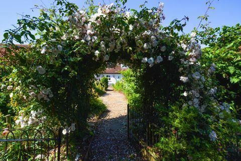 Nádherná růžová chalupa ve vesnici Norfolk ve Stanhoe