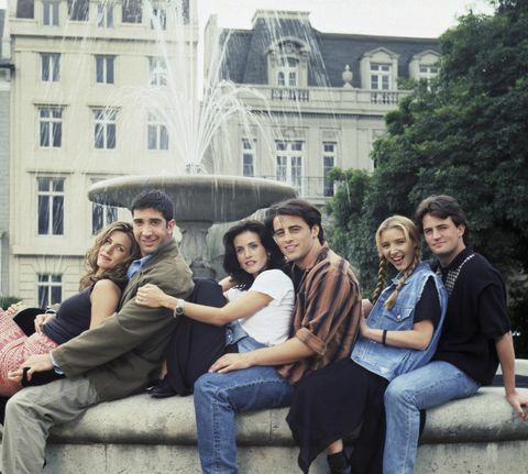 přátelé sezóna 1 na snímku l r jennifer aniston jako rachel green, david schwimmer jako ross geller, courteney cox jako monica geller, matný leblanc jako joey tribbiani, lisa kudrow jako phoebe buffay, matthew perry jako chandler bing foto od reisig taylornbcu foto banknbcuniversal přes getty obrázky přes getty snímky