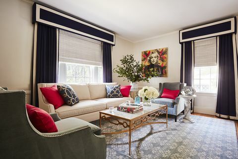 obývací pokoj, béžový gauč, červené polštáře