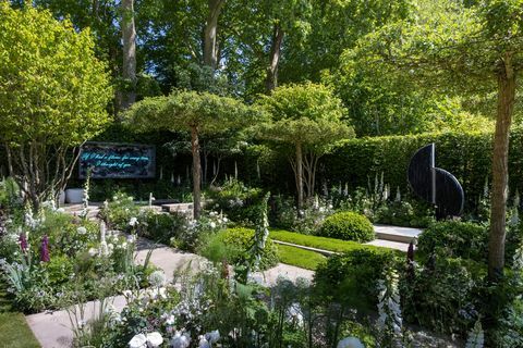 trvalková zahrada „s láskou“ navržená richardem Misem sponzorovaná perennial – pomáhá lidem v zahradnictví show garden rhs chelsea flower show 2022