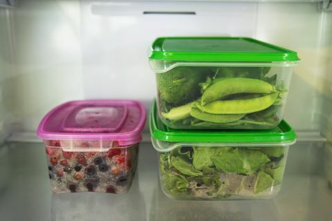 Dvě plastové nádoby na potraviny
