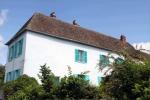 Krásný modrý dům Claude Moneta ve Francii uvedený na Airbnb