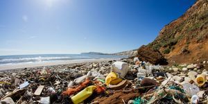 plastová odpadní pláž
