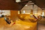 Přestavěná vesnická hala na prodej v Norfolku s krytým skateparkem