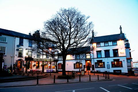 Hospody Orange Tree & Market Tavern v Altrinchamu