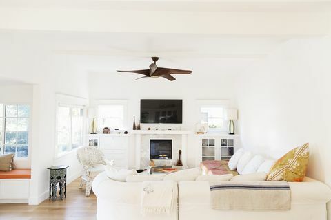 Stropní ventilátor nad bílým obývacím pokojem