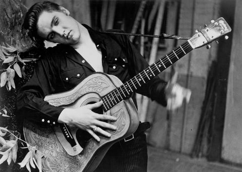 Elvis Presley portrét s akustickou kytarou