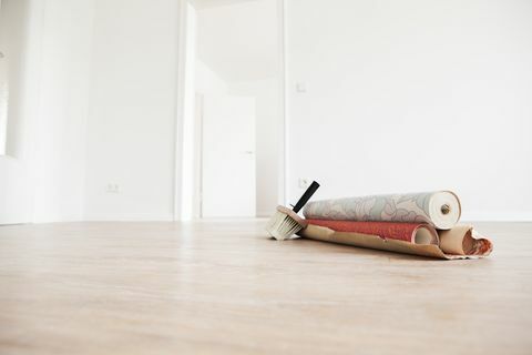 Stěhování s rolkami tapety na dřevěné podlaze