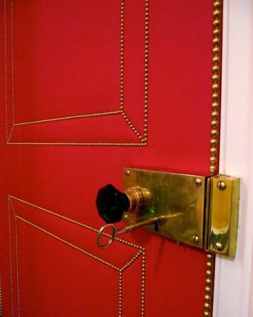 červené čalouněné dveře
