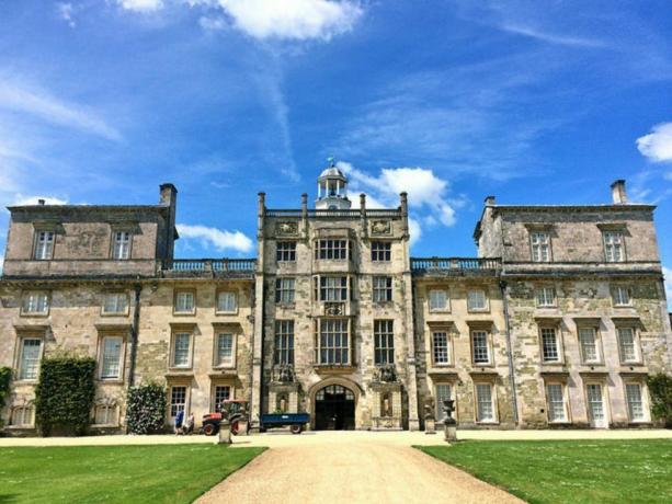 wilton house, místo natáčení Bridgerton, bylo použito k vytvoření rezidencí vévody z Hastingsu, královny Charlotte, lady Danbury a vévody a vévodkyně z Hastingsu.