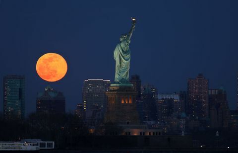 Super červ červ stoupá v New Yorku