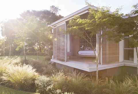 Slunný dvůr a moderní zahradní místnost
