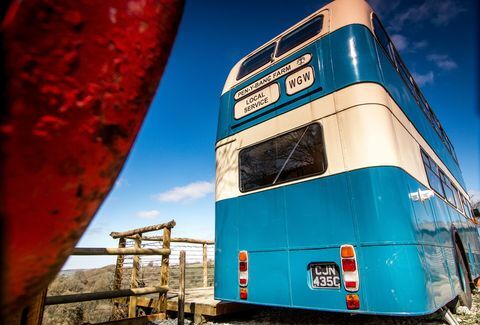 Zůstaňte v převedeném ročním autobusu Double Decker na velšské venkově