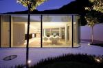 Luxusní skleněná vila se zahradou v japonském stylu ve Švýcarsku je na prodej