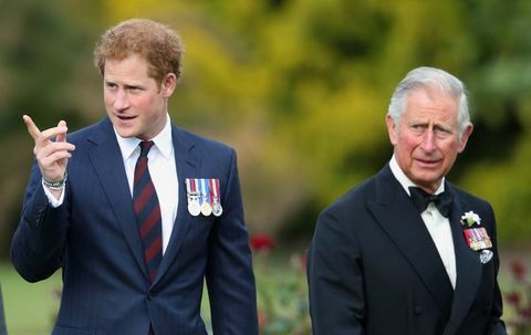 londýn, spojené království 9. června embargo na zveřejnění v britských novinách do 48 hodin po vytvoření data a času princ harry a princ Charles, princ z Walesu, 9. června 2015 v Londýně, Anglie, účast na průvodu Gurkha 200 v Královské nemocnici v Chelsea obrázky mumbyindigogetty