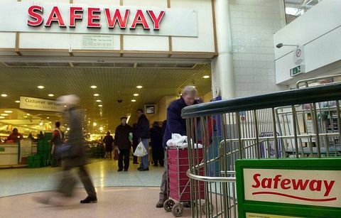 Celkový pohled na supermarket Safeway v centru Londýna