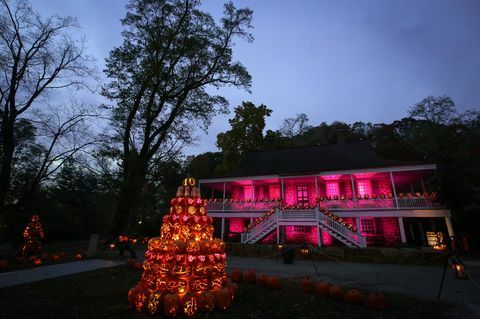 New York, Spojené státy 28. října pohled na podívanou na velkou jack olantern blaze, která obsahuje více než 5 000 ručně vyřezávaných, osvětlených dýní vytvořených profesionální umělci během halloweenské sezóny v Crotonu na vesnici Hudson v New Yorku, Spojené státy 28. října 2014 foto od cem ozdelanadolu agencygetty snímky