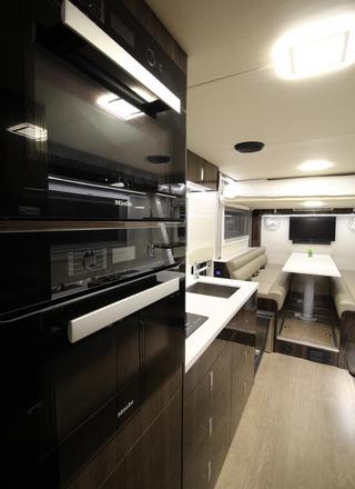 kuchyně a jídelny luxusního karavanu