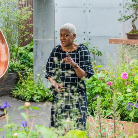 t9j5a8 london, uk 19. května 2019 arit anderson of the bbc in space to grow, the silent pool gin garden press preview day at the rhs chelsea flower show credit guy bellalamy live news