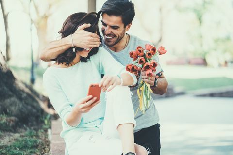 Mladý muž překvapil svou přítelkyni kyticí tulipánů