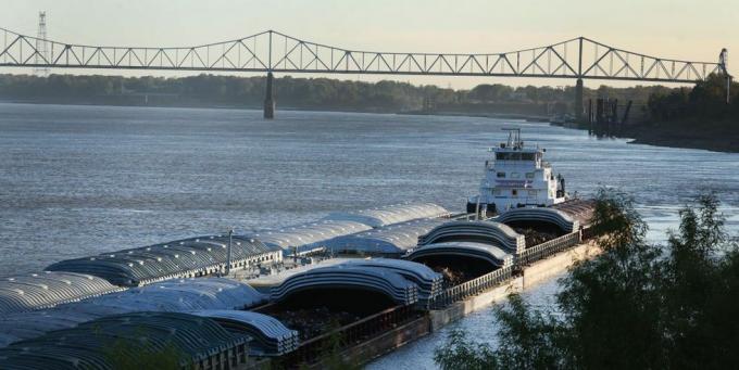 sucho v povodí řeky Mississippi zpomaluje životně důležitý provoz člunů