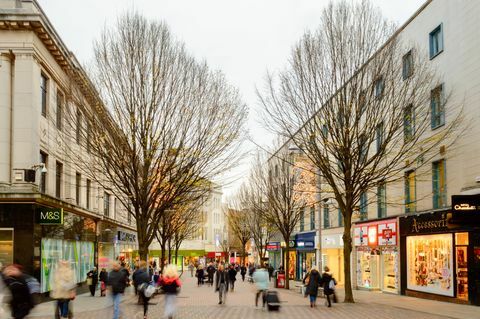 Marks and Spencer a další obchody na Albert Street, Nottingham