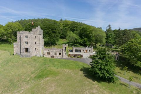 Castell Gyrn - zámek se 6 ložnicemi ve Walesu