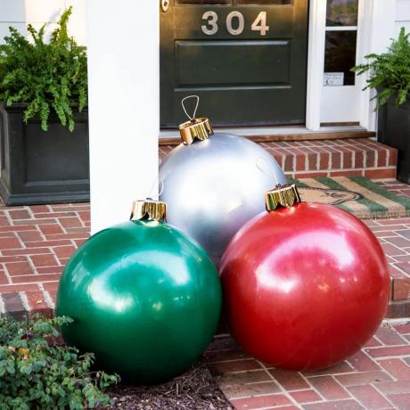 Světlé barevné vánoční ozdobné koule
