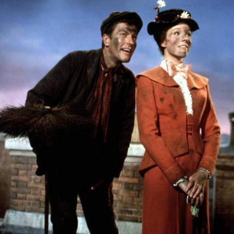 herečka Julie Andrewsand Dick Van Dyke ve scéně z filmu Moviemary Poppins Foto Donaldson Collection