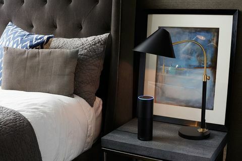 Amazon Echo na nočním stolku