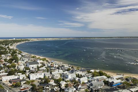 Pohled na město s křivkou Cape Cod od Pilgrim Monument