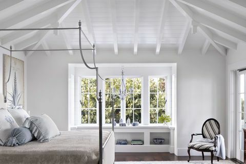 ložnice, bílé dřevěné trámy, měděný rám postele, okenní římsa a sedák