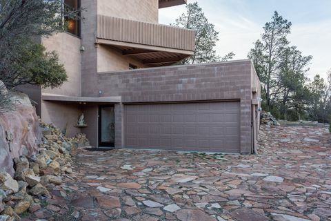 Falcon Nest, nejvyšší rodinný dům na světě, postavený na svahu Prescott, Arizonský Thumb Butte