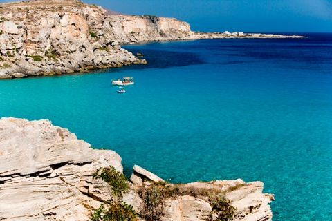 Evropa. Itálie. Sicílie. Egadské ostrovy. Favignana. Cala Rossa