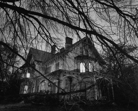 strašidelný dům v černé a bílé