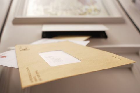 Pošta padající z poštovní schránky