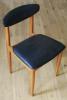 Dřevěná jídelní židle je aktualizována sedákem z tvídové tvídové tkaniny