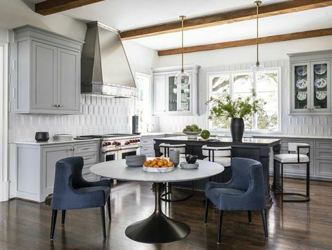 snídaňový kout, kuchyně, bílé skříně, modré židle