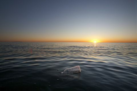 Plastová láhev na vodu plovoucí v Tichém oceánu