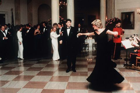 Washington, DC 9. listopadu Diana, princezna z Walesu, oblečená v půlnočním modrém sametu, večerní šaty z ramene navržené Victorem Edelsteinem, sledujeme my prezident Ronald Reagan a první dáma Nancy Reagan, když tančí s Johnem Travoltou v Bílém domě 9. listopadu 1985 ve Washingtonu, DC Foto Anwar Hussein wireimage