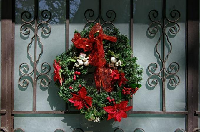 vánoční věnec na elegantních předních dveřích z tepaného železa a matného skla