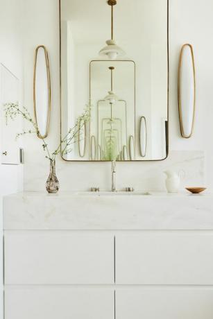 bílá koupelna se zrcadlem