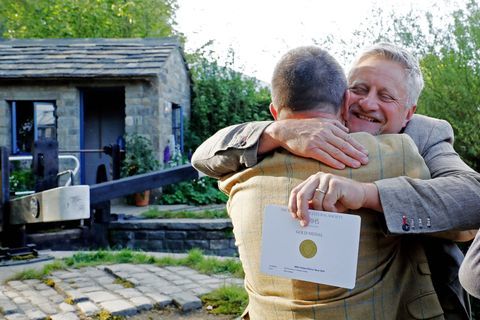 Mark Gregory, zahradní návrhář, reaguje, když dostává zlatou medaili za Vítejte v Yorkshire Garden na RHS Chelsea Flower Show v Londýně, úterý 21. května 2019.