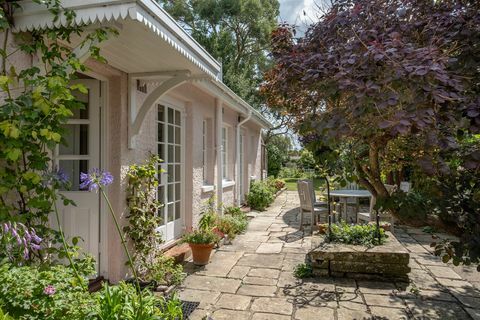 Rose Cottage, dětský domov herce Pink Panther Davida Nivena ve vesnici Bembridge na ostrově Wight, je v prodeji za 975 000 liber.