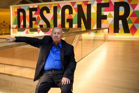 Londýn, Anglie 17. listopadu designér Terence Conran pózuje pro fotografie při otevření nového muzea designu 17. listopadu 2016 v Londýně, Anglie po s investicí 83 milionů GBP se muzeum designu přesunulo ze starého místa do nových prostor navržených Johnem Pawsonem na Kensington High Street, což je více než třikrát větší než předchozí budova, původní muzeum založila Terence Conran v roce 1989 a popularita vzrostla od fotografie od Carla Courtgettyho snímky