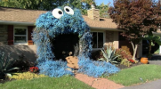 Tato žena otočila její přední dveře do Cookie Monster