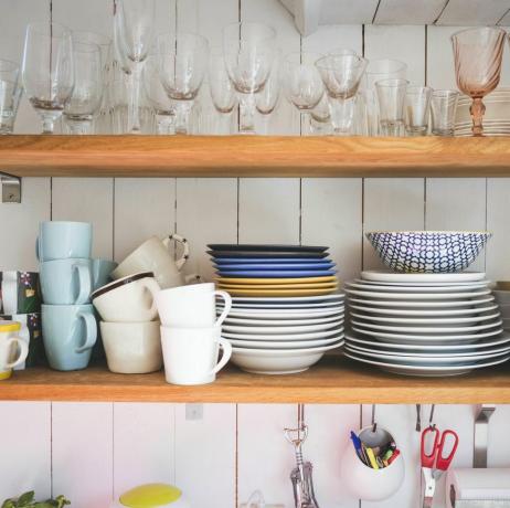 jak udržet náklady na nízké úrovni, když je nádobí a sklenice na policích v kuchyni v domově
